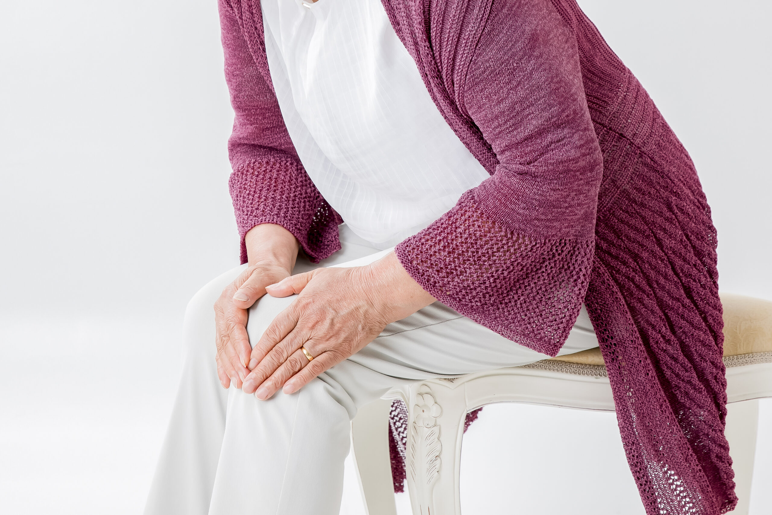 膝の痛みを我慢しているイメージ